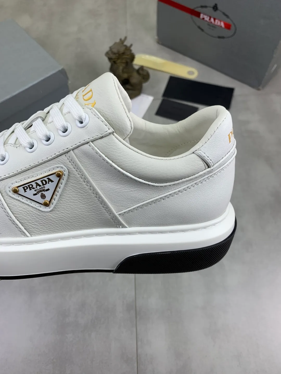 Men's shoes P560 💰 [New style] popular models are on the official website, 🆘 The trendy brand (Prada) mainly promotes popular models, avant-garde and versatile fashionable men's shoes private version mold opening, cowhide surface splicing 1:1.. Fashionable and simple, original imported cowhide lining cowhide feet; the atmosphere and personality are more fashionable, eye-catching and pursuing class. It will subvert the old ideas and be a must-have for fashionistas who want to spend time with you! Must keep it! Tall and comfortable, large and low, high-end quality workmanship. Code number: 38-44 (45 customized) black and white optional.